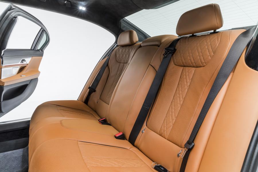 Интерьер BMW 750i xDrive M Sport (G11) 2016 года  (NA) (фото 13 из 47)